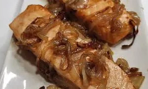 SALMÓN CON CEBOLLA CARAMELIZADA