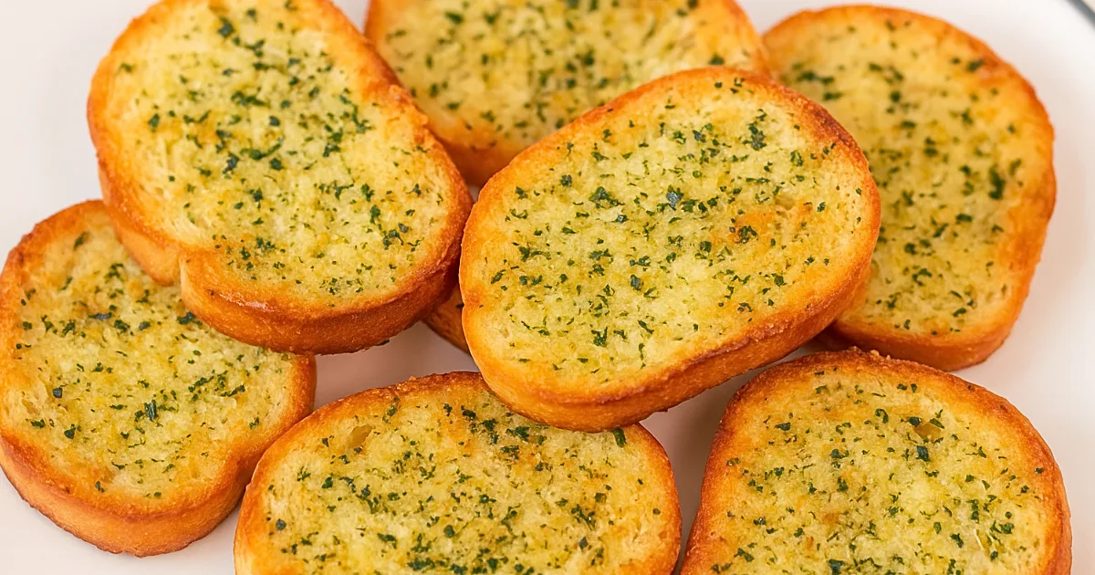Imagen de pan de ajo en freidora de aire