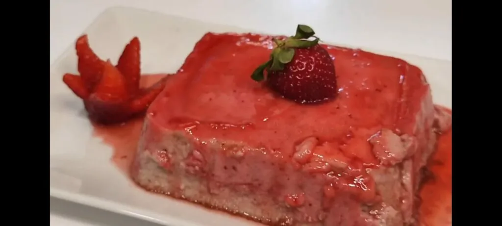 Flan de fresa con sus decoraciones