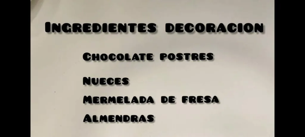 Ingredientes decoracion, chocolate postres, nueces, mermelada de fresa y almendras