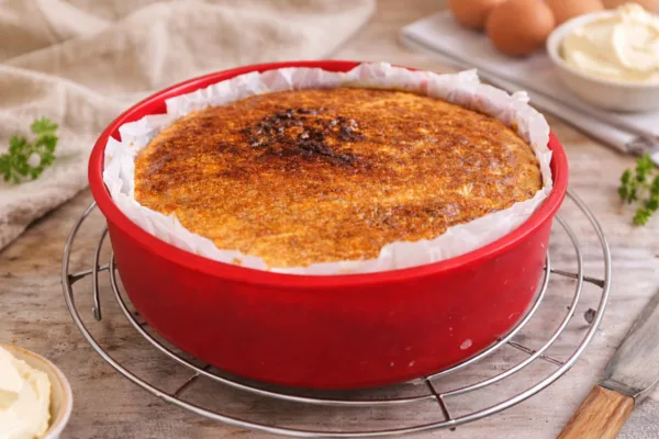 Tarta de queso La Viña en freidora de aire en molde rojo de silicona