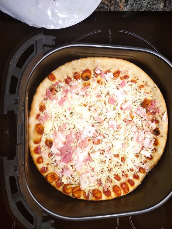 Foto de pizza en la freidora de aire Aigostar cube