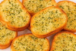 Pan de ajo en freidora de aire (fácil, rápido y delicioso)