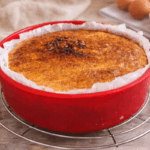 Tarta de queso La Viña en freidora de aire en molde rojo de silicona
